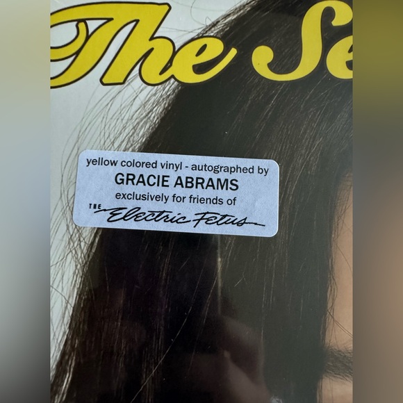 GRACIE ABRAMS THE SECRET OF US SIGNED AUTOGRAPHED YELLOW VINYL LP ALBUM ON COVER - Picture 14 of 15